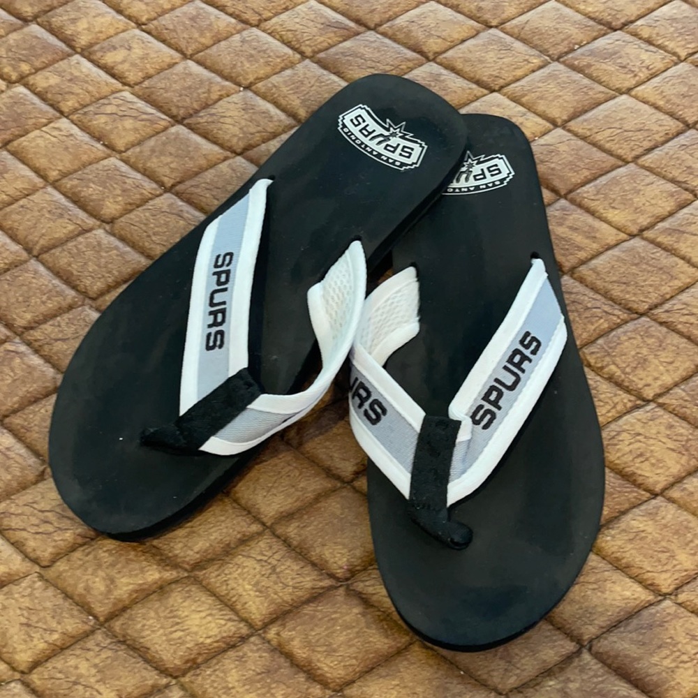NWOT Spurs flip flops